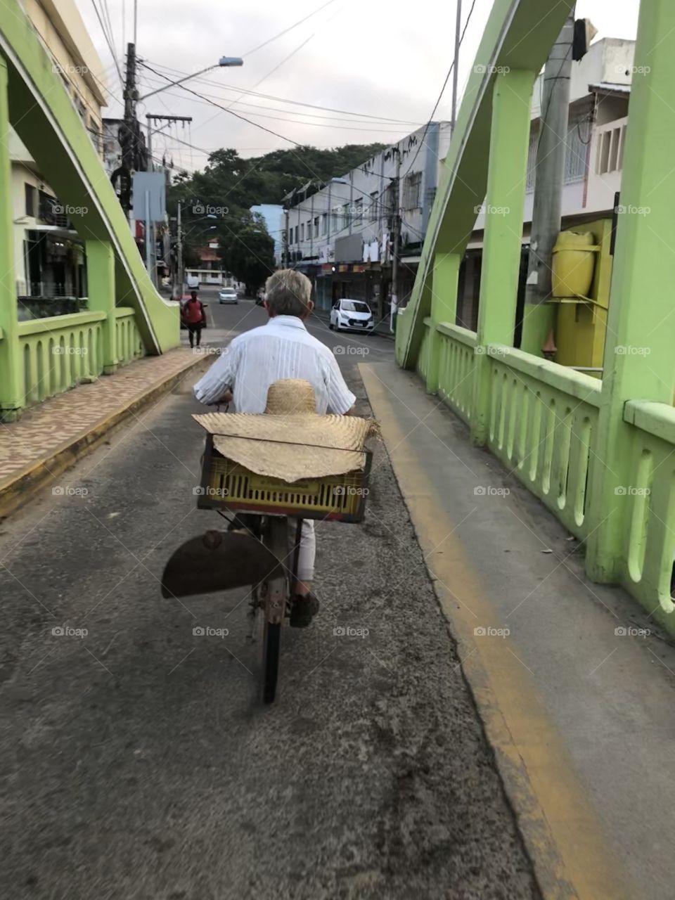 Velho de bicicleta 