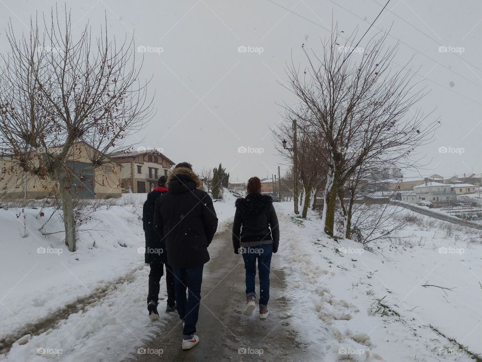 Personas caminando por la nieve
