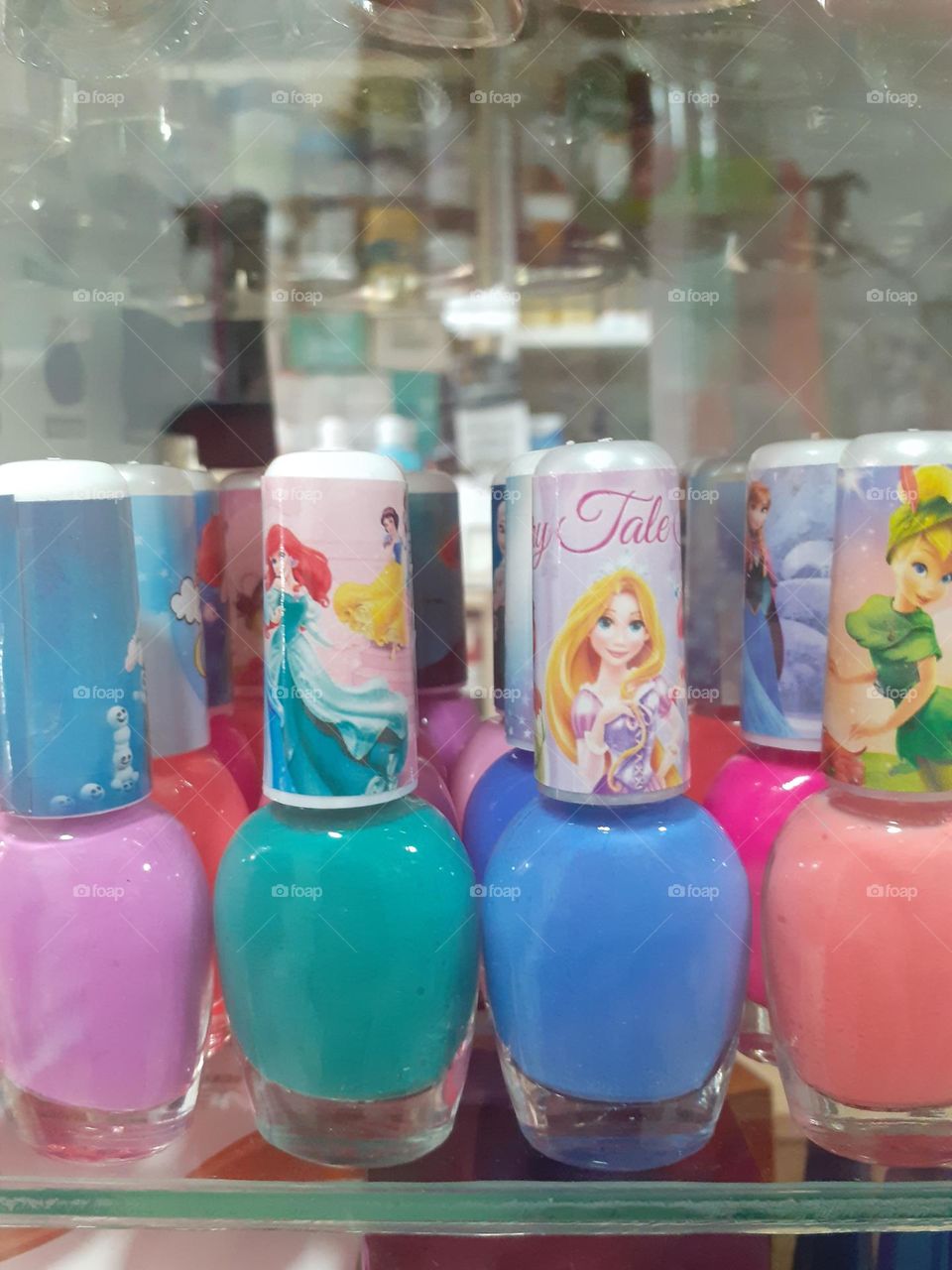 esmaltes para uñas de colores variados