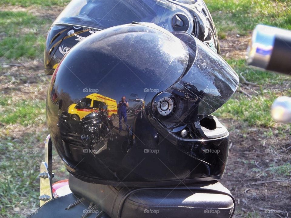 два мотоциклетных шлема на мотоцикле