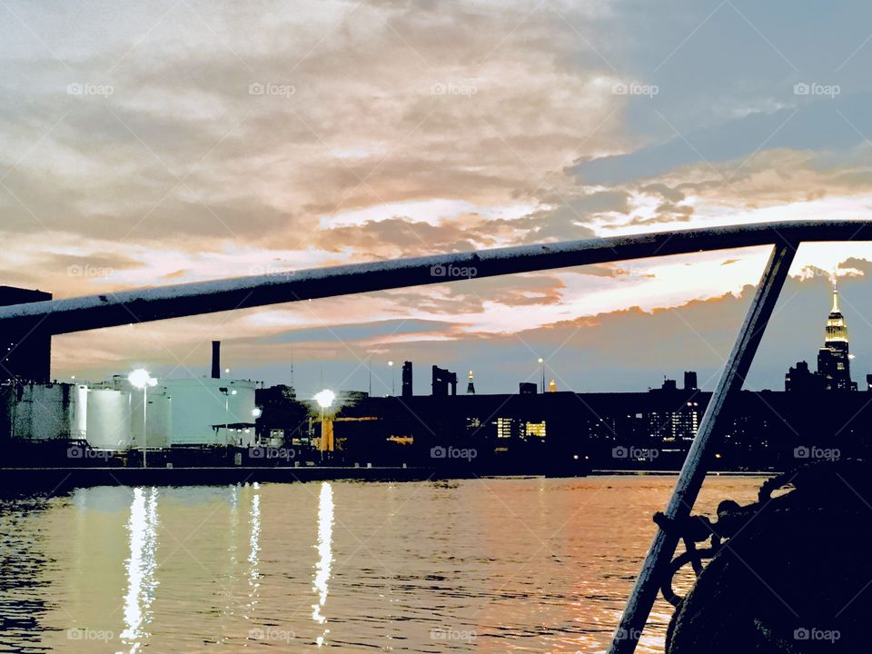 Newtown Creek by Long Island City in Queens, NY in the evening sun as it is about to set. Some call this time the „golden hour“. This picture was taken in the summer of 2018. Hypnotic Productions