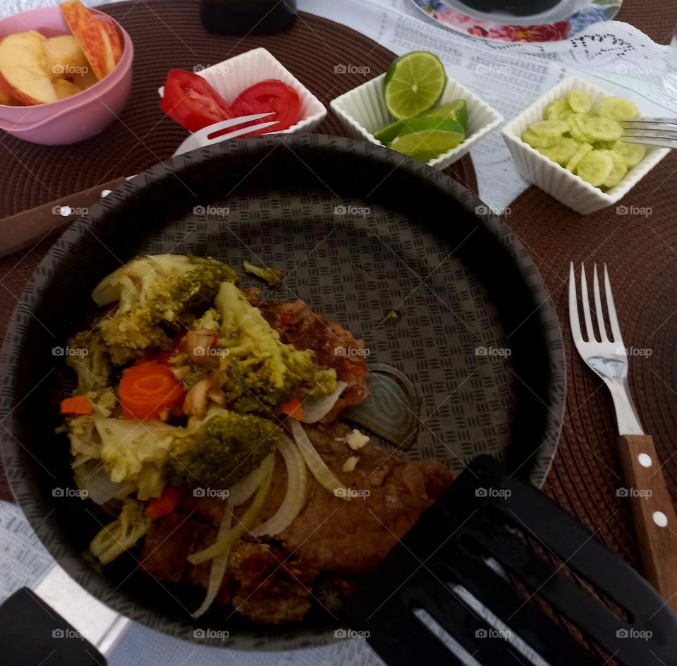 Comida caseira, saudável e saborosa! Um prato ideal, contém proteínas, vitaminas e fibras, para acompanhar,  o recomendado é um suco ou água.  E, de sobremesa uma fruta.