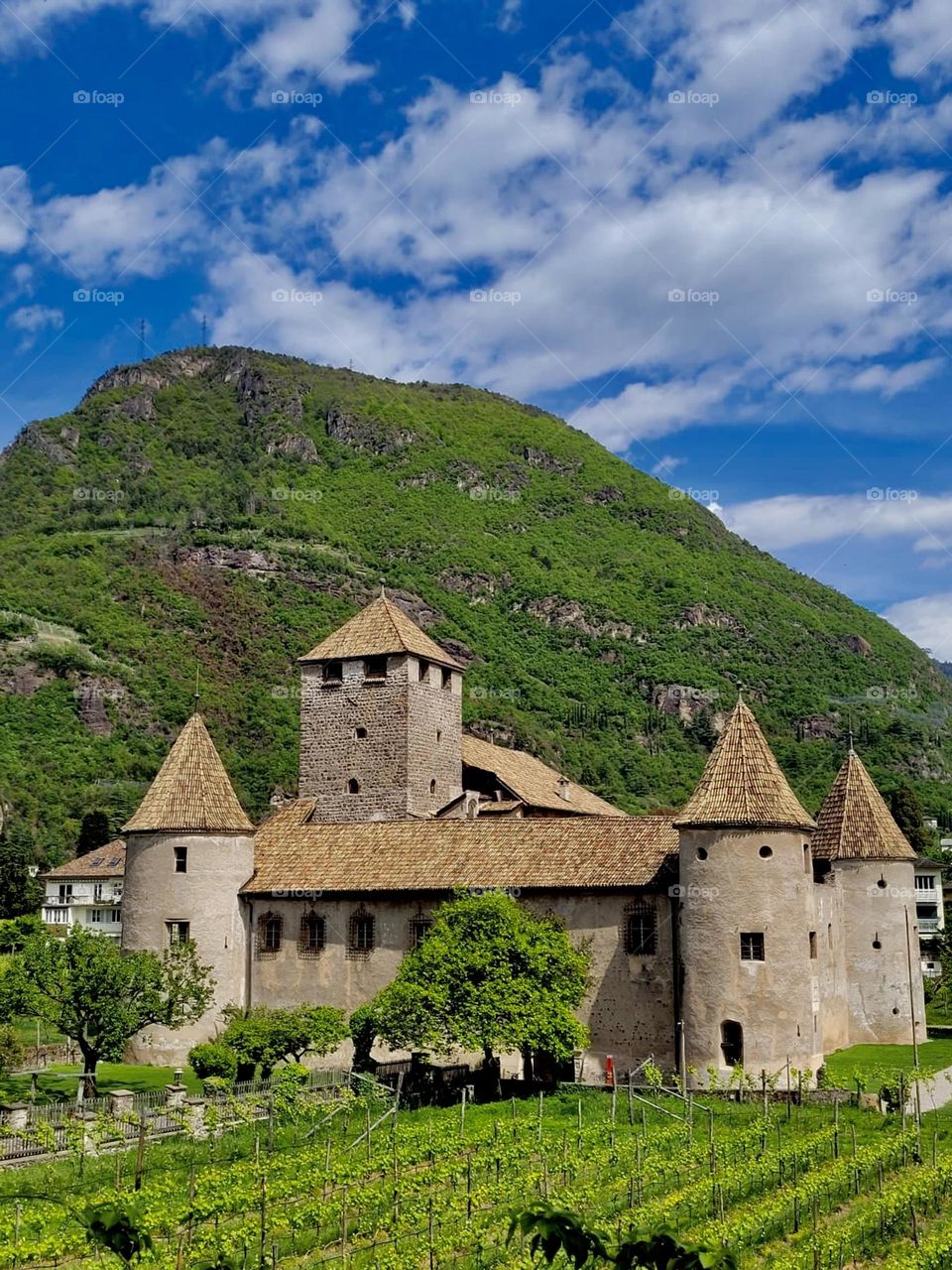 I am between the mountains