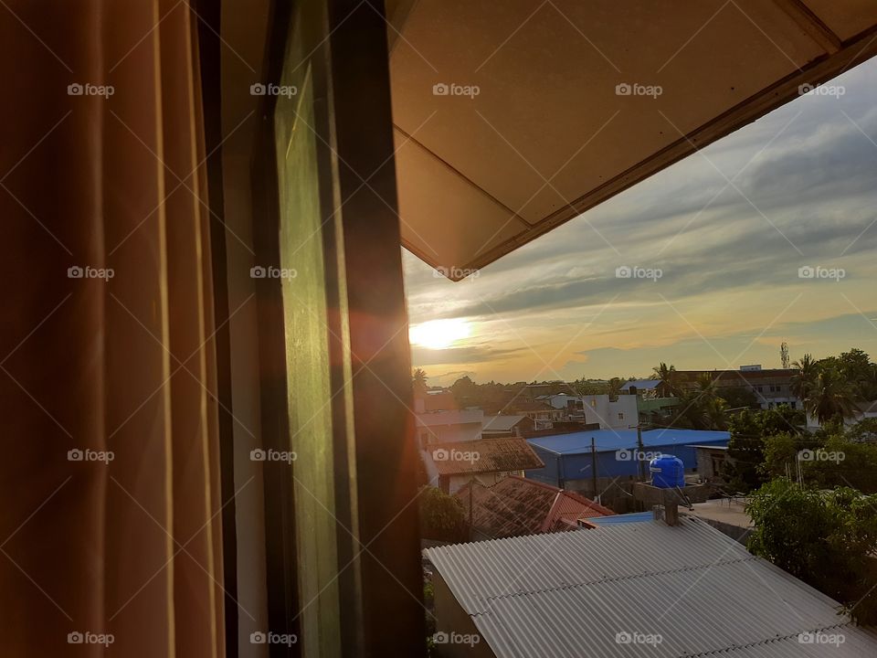 capcher sunrise through a window