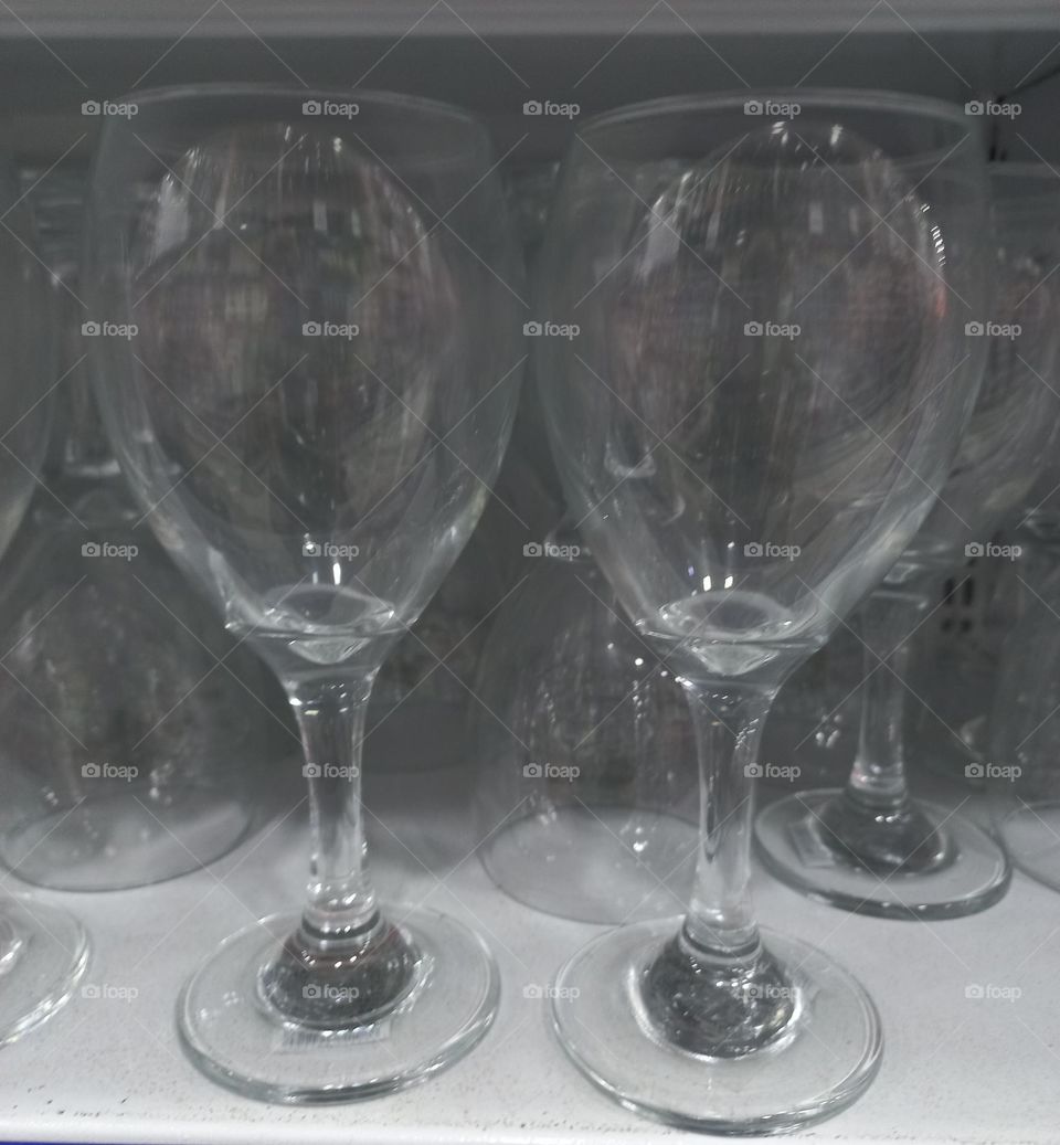 Taças de cristal ou taças de vidro. O cristal  é imã mistura de minerais,  que inclui chumbo. Essa combinação,  confere brilho, transparência  e leveza. O vidro é feito principalmente  de sílica, soda e cal é mais pesado e grosso