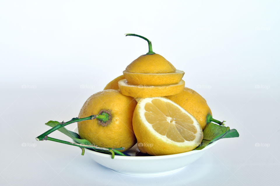 Lemon fruits on saucer