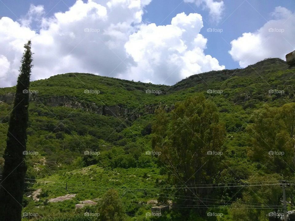 
Ermosa montaña y las nubes lindas


