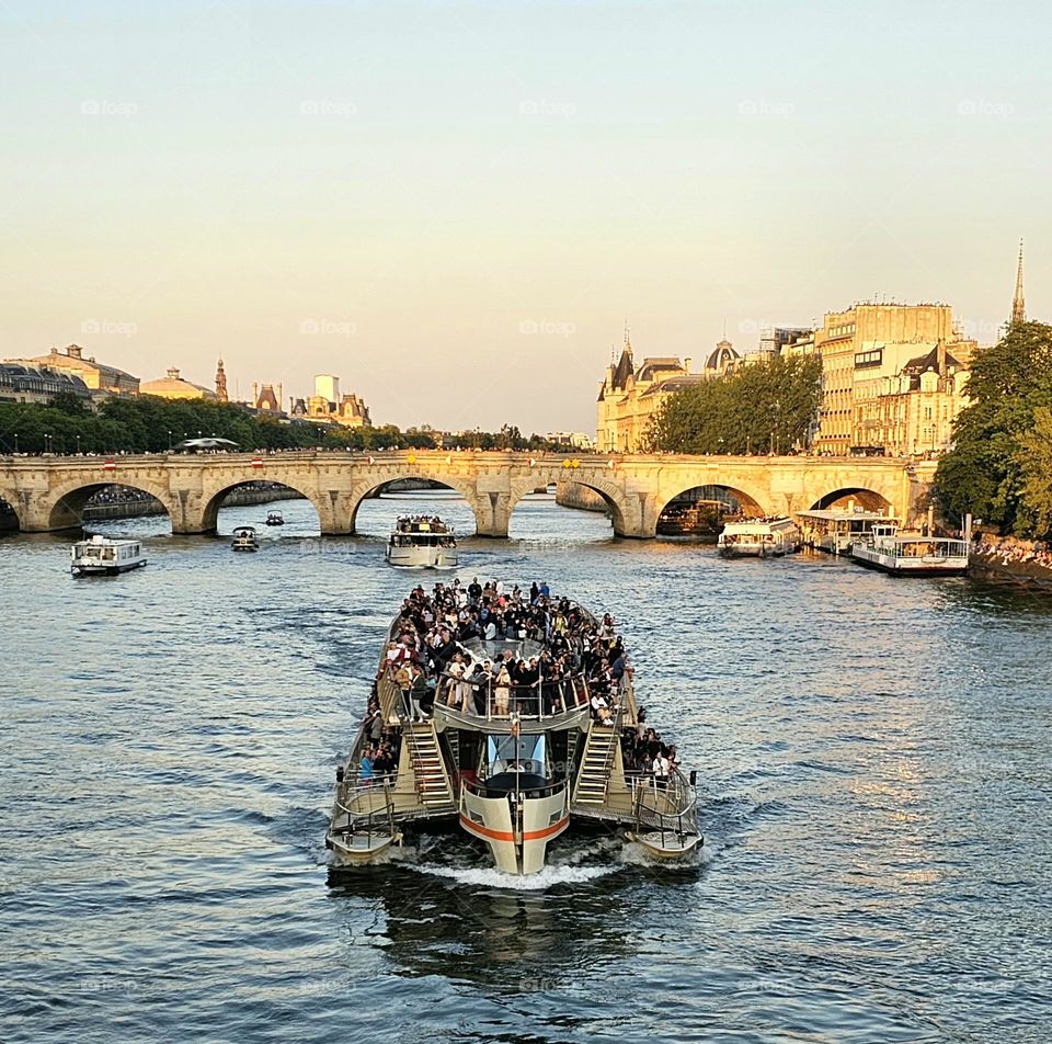 bateau mouche à Paris