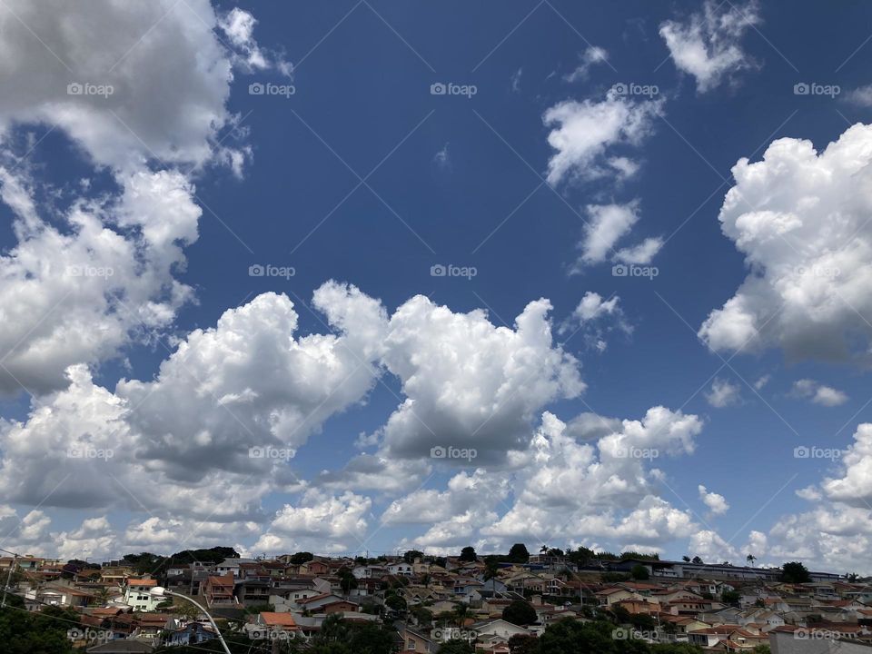 Brazilian Summer, 32o C. The clouds are white, so forget about the rain here… When does winter arrive? / Verão Brasileiro, 32o C. As nuvens estão branquinhas, portanto, esqueça a chuva por aqui… Quando chega o inverno?