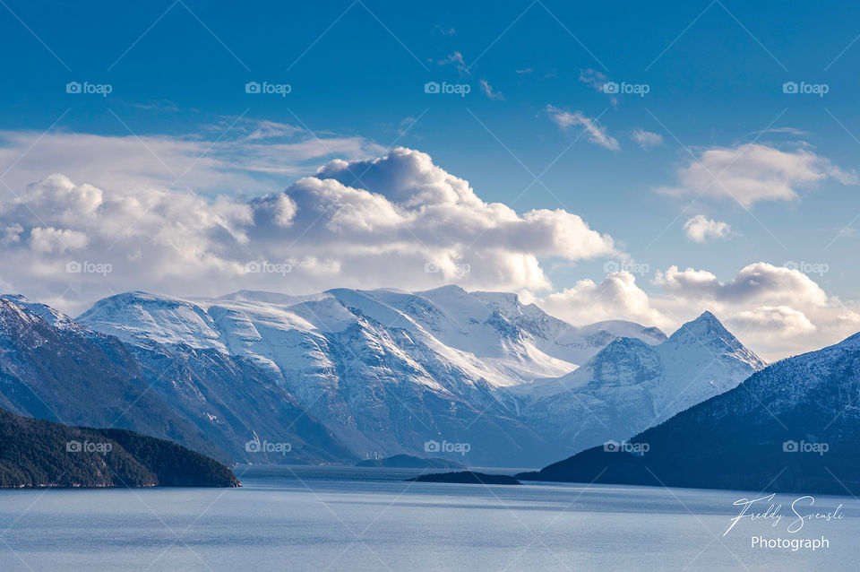 Snowing on mountain 