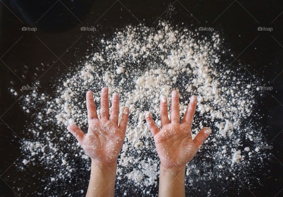 Who doesn't love to see kids getting their hands dirty in the kitchen making some sweet holiday treats 