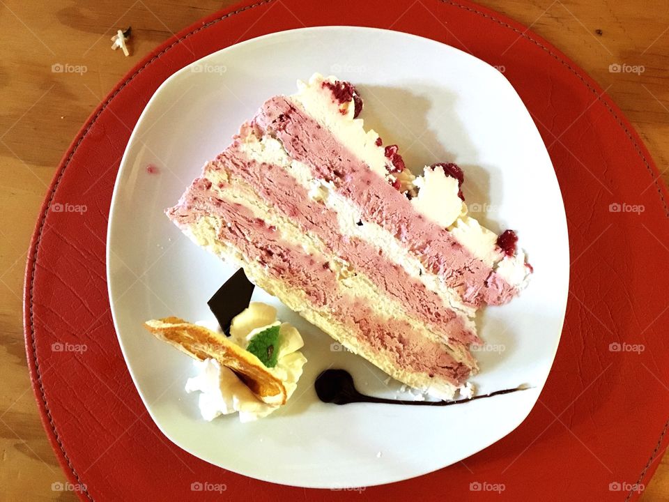 Raspberry meringue cake