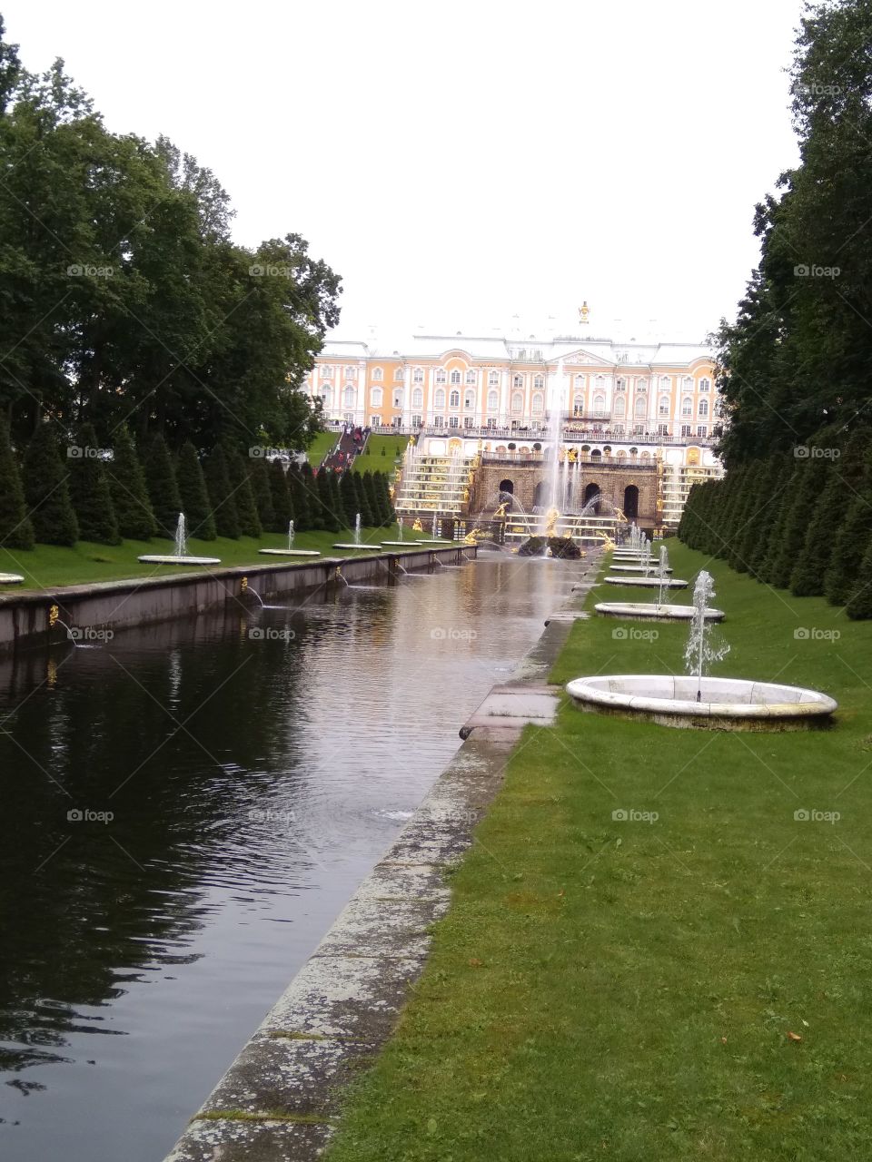 всемирно известный парк в Петергофе. вид на дворец и центральный фонтан. канал выходящий в море