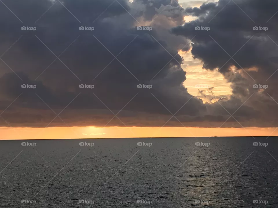 Black clouds do not prevent the sun from setting 
