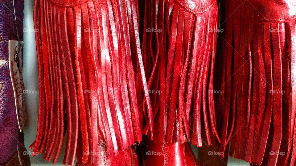 Vermelhas franjas de couro.
