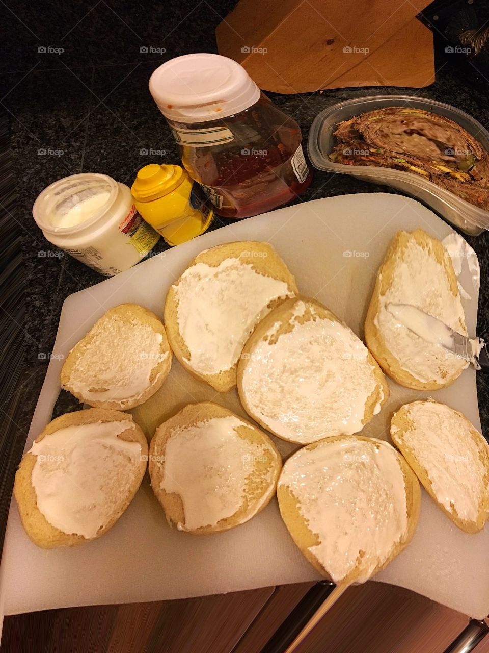 Preparing hamburgers 