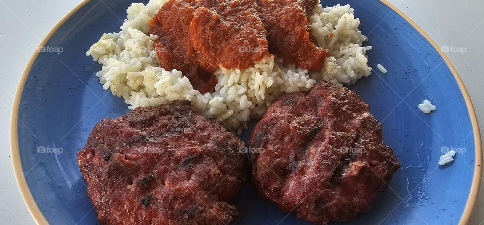 Arroz a la cubana con hamburguesas de ternera