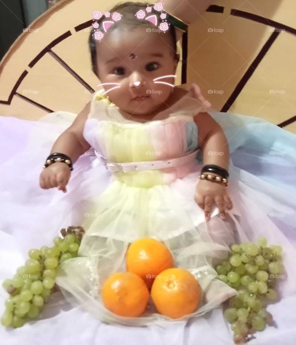 How happy happy i am ❤️ i am a cute little baby girl 🥰 and i am very happy now because mummy and daddy gave me new 👗 and see, here around me having beautiful fruits 🤩☺️