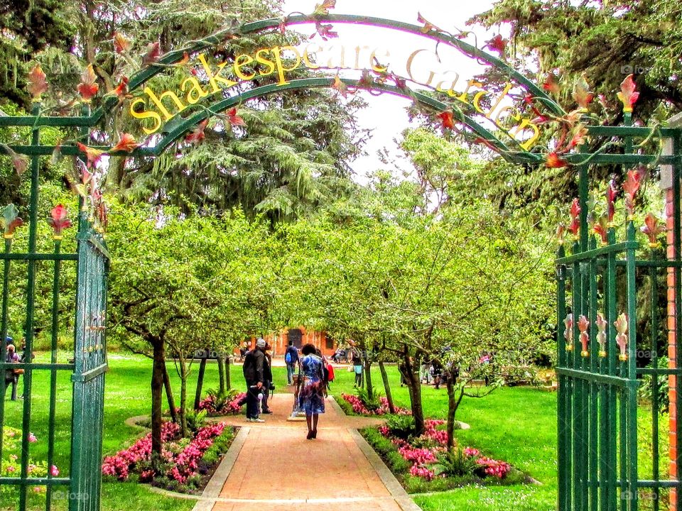 photographers and models at Shakespeare Garden