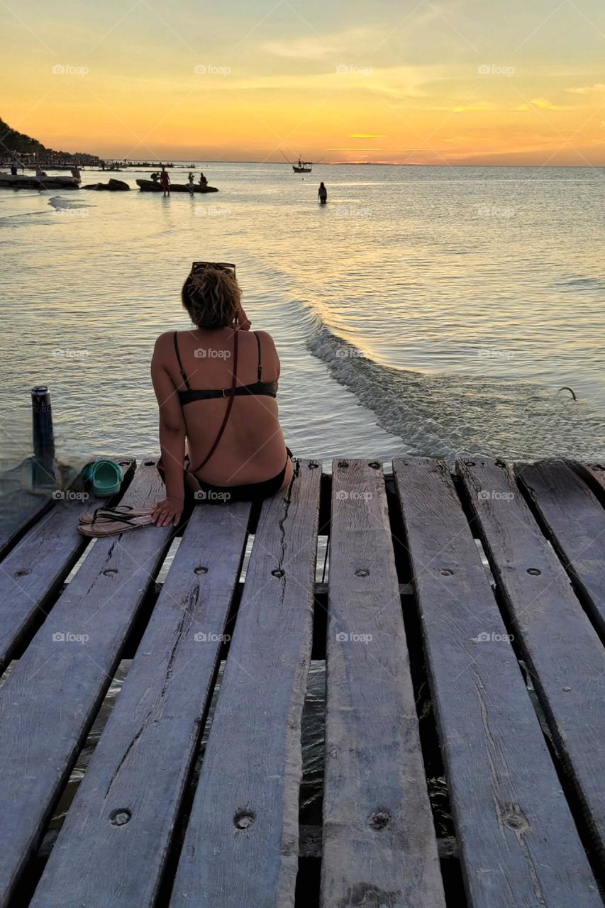 muelle de madera en la playa