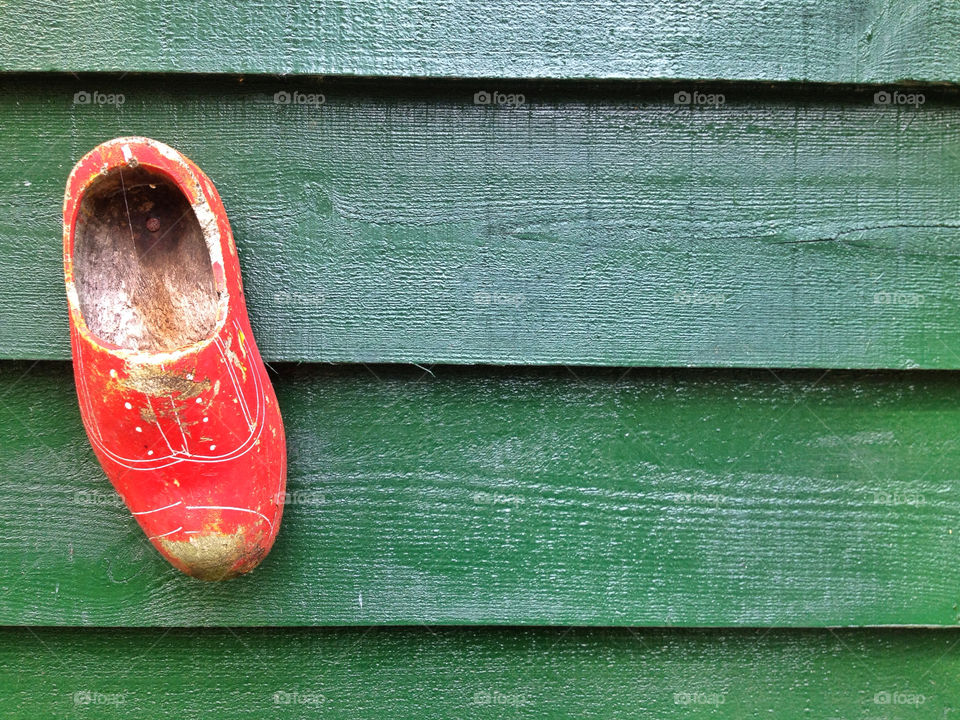 green red background wood by twilite