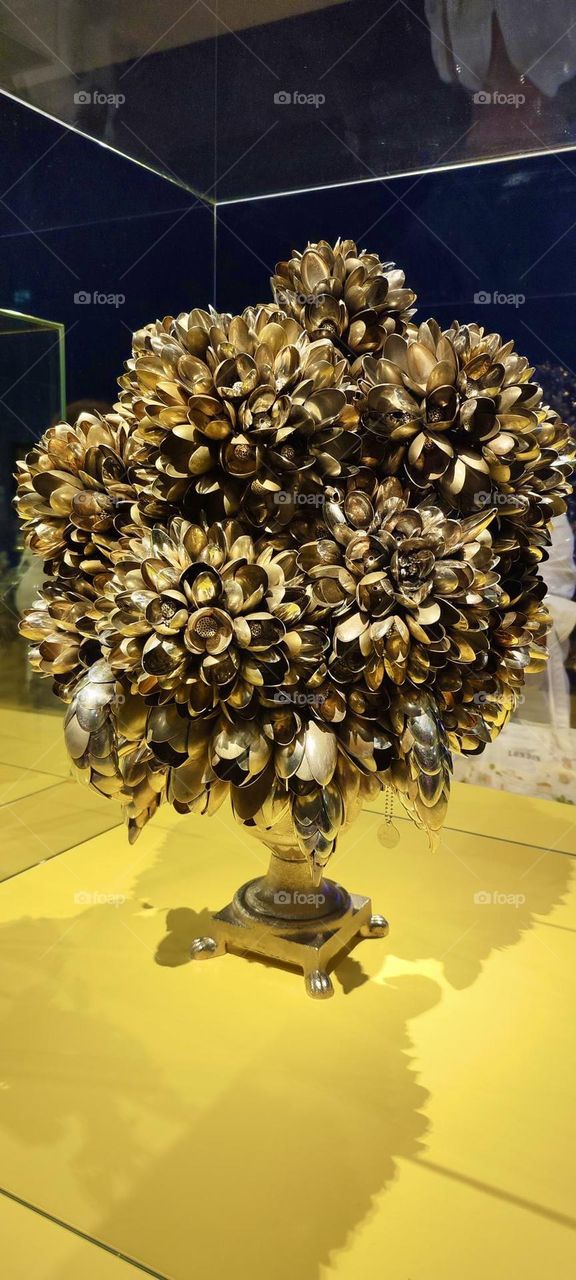 „Flowers Forever“ is the title of a recent expo in „Munich“,  Germany. It showcased art that has to do with flowers, art that was made from flowers - in their dried state - or that represented flowers as is the case here. 2023. Hypnotic Productions