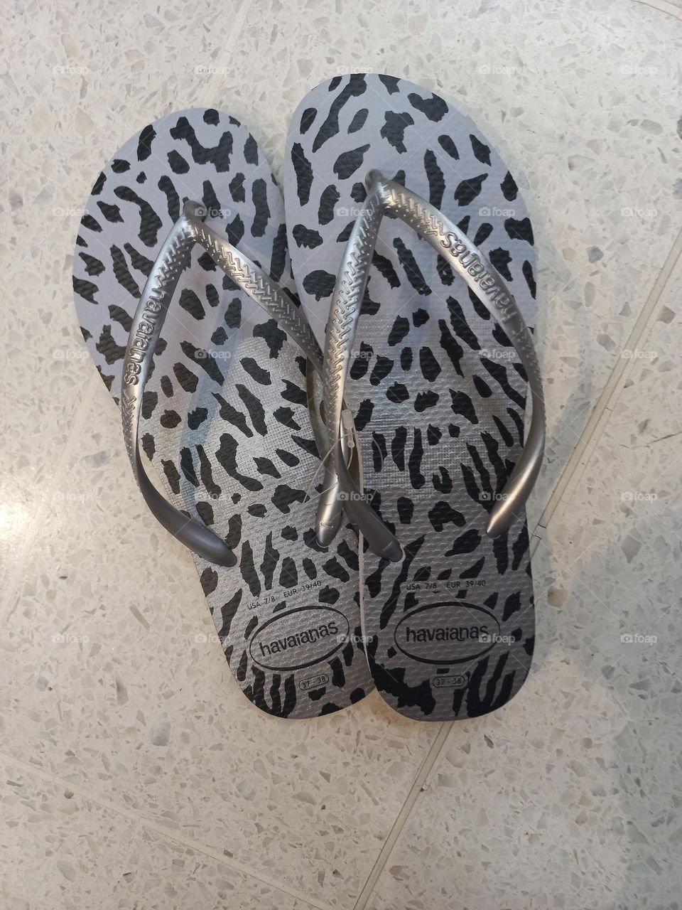 Procurando Chinelos estilosos, leves e resistentes? Olha os Chinelos Havaianas oncinha prateado, combina com tudo,  inclusive aquele look bem despojado. Chinelos Havaianas  o ideal  para qualquer ocasião. Não  escorregam, firmes nos pés e no  chão!
