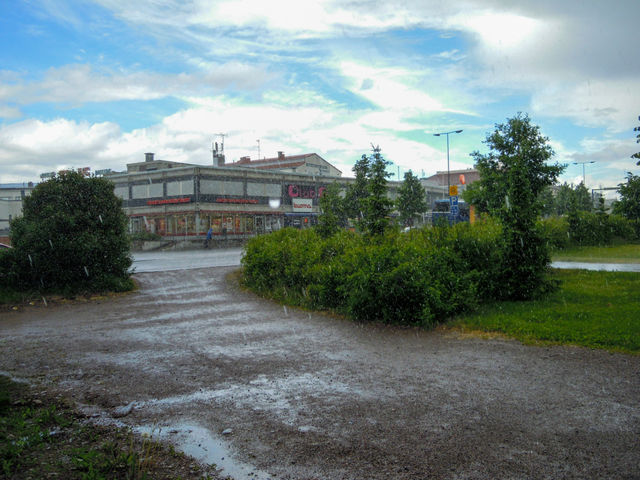 городской пейзаж, дождь, дождливый день, деревья, вода, здание, песок, cityscape, rain, rainy day, trees, water, building, sand