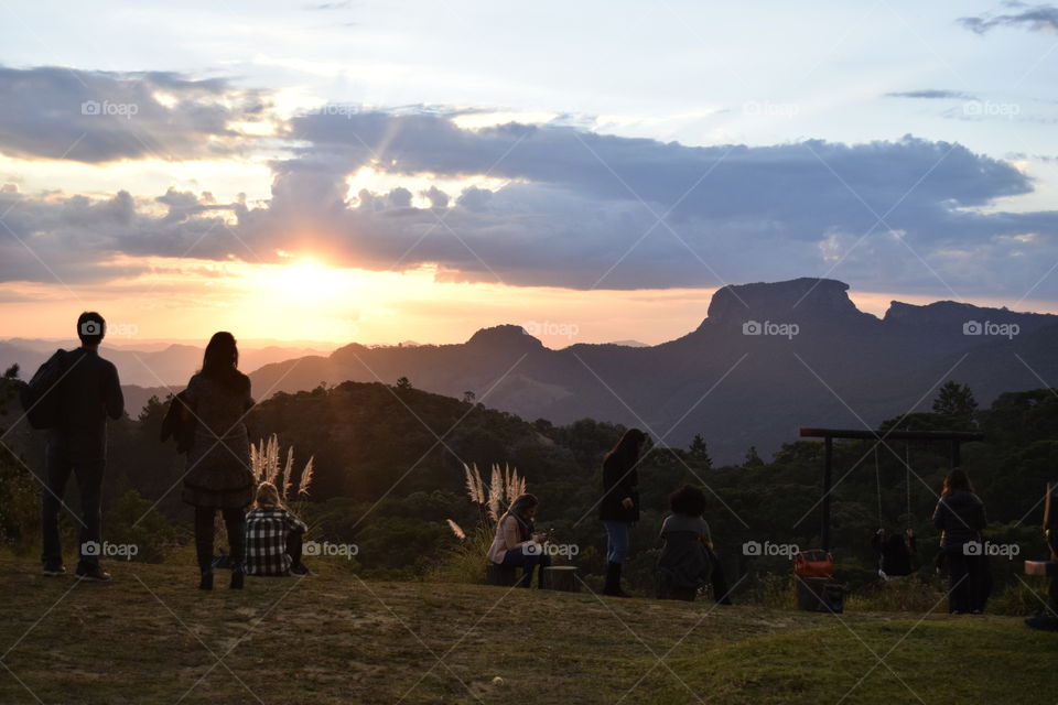 After so much time indoors and looking only at the landscape from our window, we started to admire the moments more, like a simple sunset between the mountains!