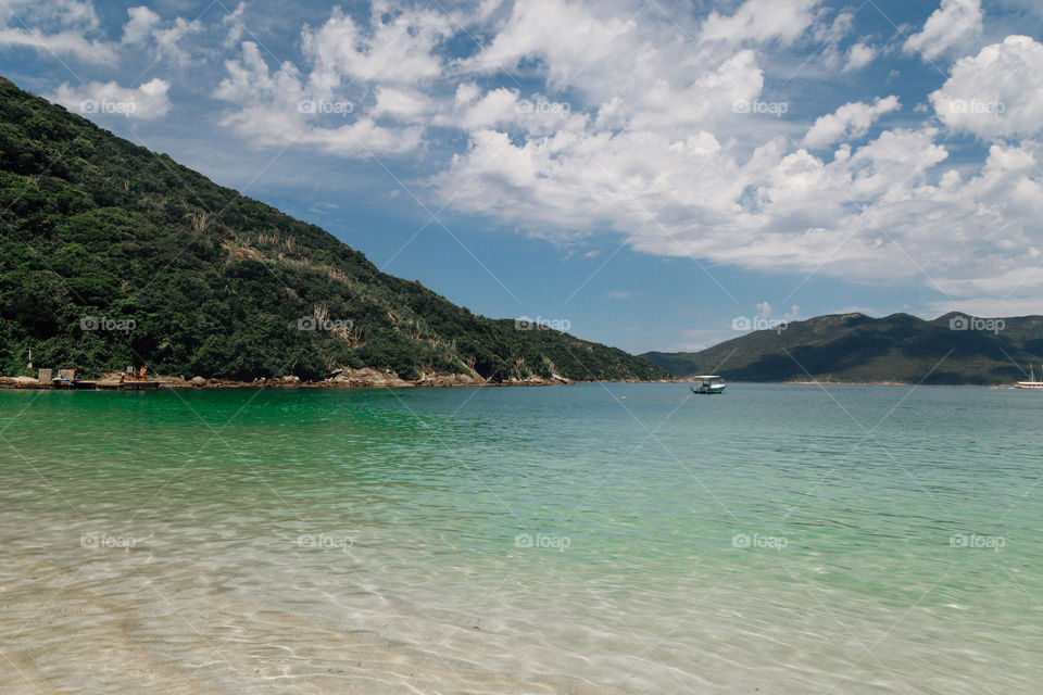 Praia com paisagem linda e fantástica no Brasil, na região do Lagos no Rio de Janeiro, em Búzios. Uma ilha incrível de conhecer!