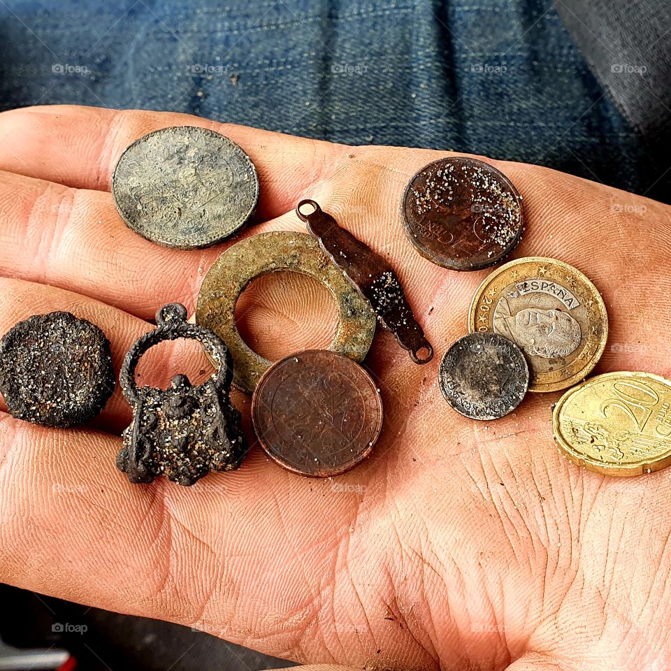 Found coins and objects with metal detectors.