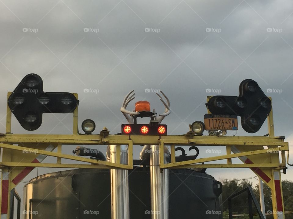 This is so strange
The truck in front of me had antlers surrounding his warning light!