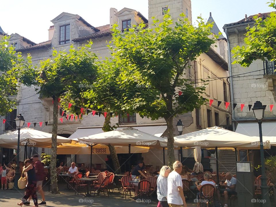 In town, the terraces of bars and restaurants allow holidaymakers to quench their thirst or eat in the open air.