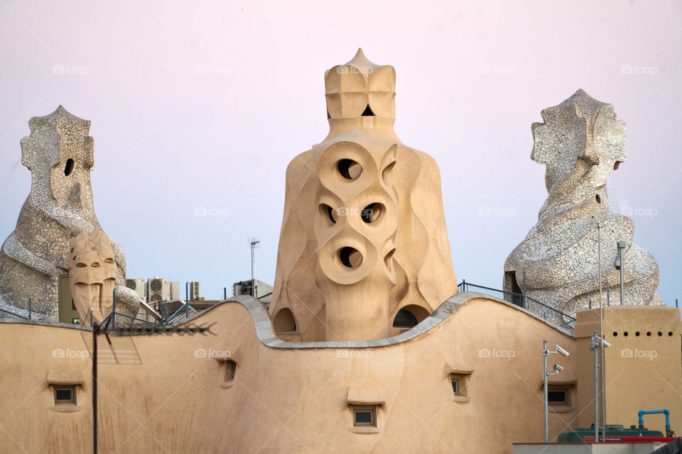 Atardecer de verano sobre las chimeneas de La Pedrera.