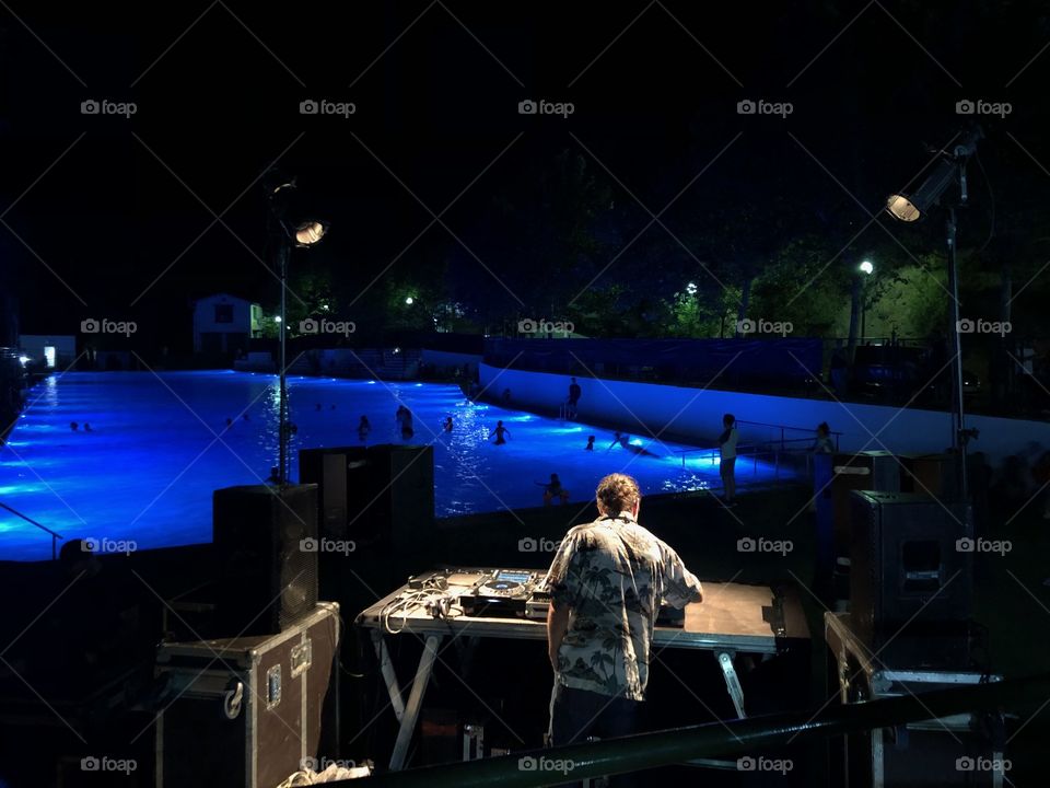 DJ   Pool party 