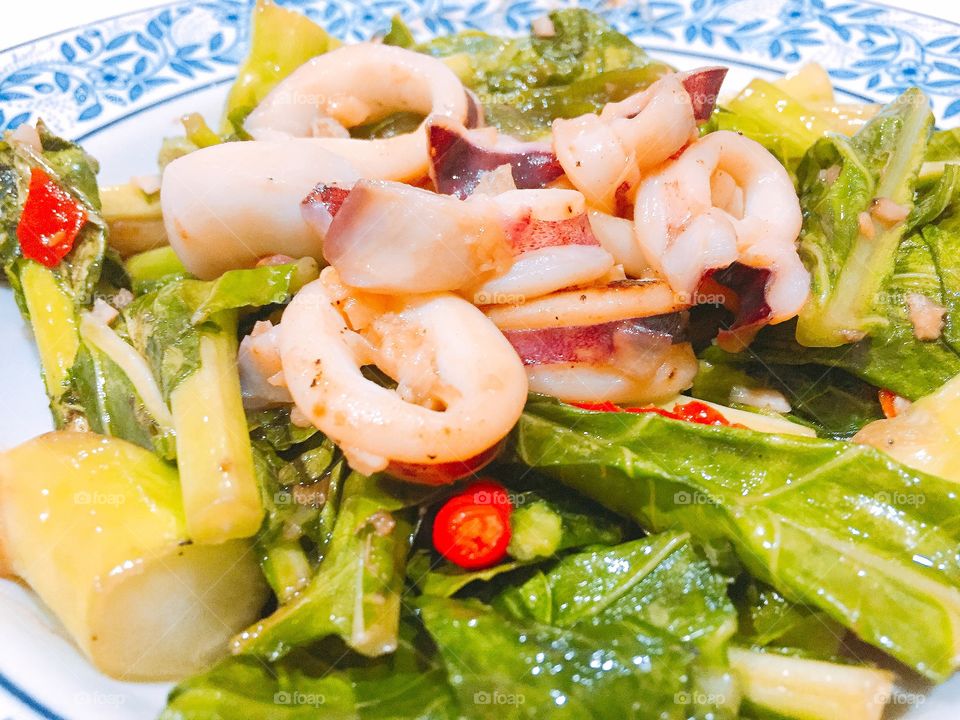 Fried Chinese kale (Chinese broccoli) with squid.