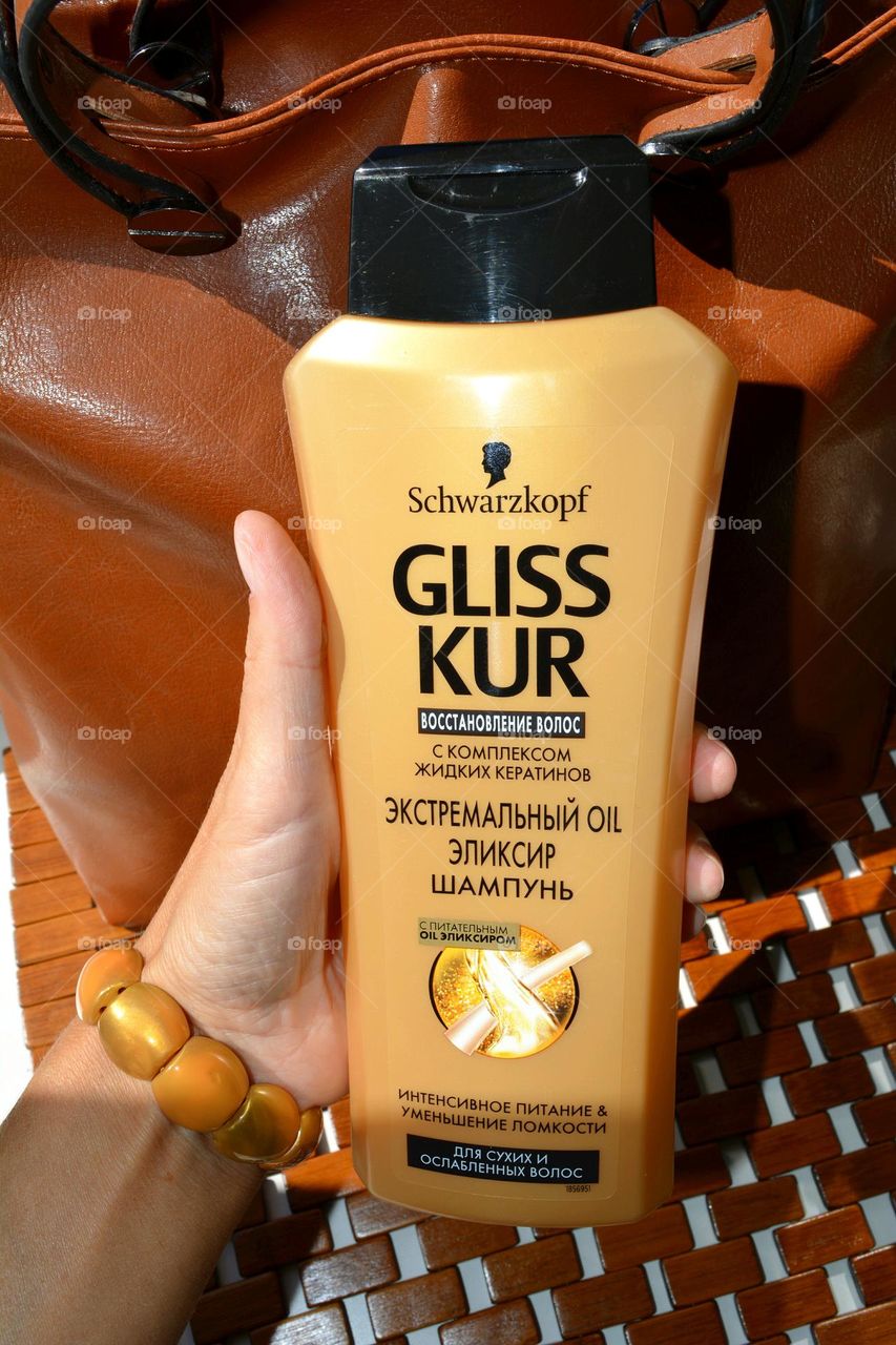 shampoo cliss kur product in the hand