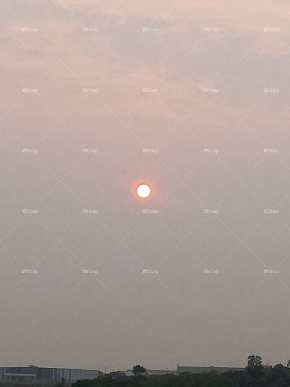 The sun turning red amid pollution and dust.  Fault of burning in the Brazilian Pantanal? / O sol ficando na cor vermelha em meio à poluição e poeira. Culpa das queimadas no Pantanal brasileiro?