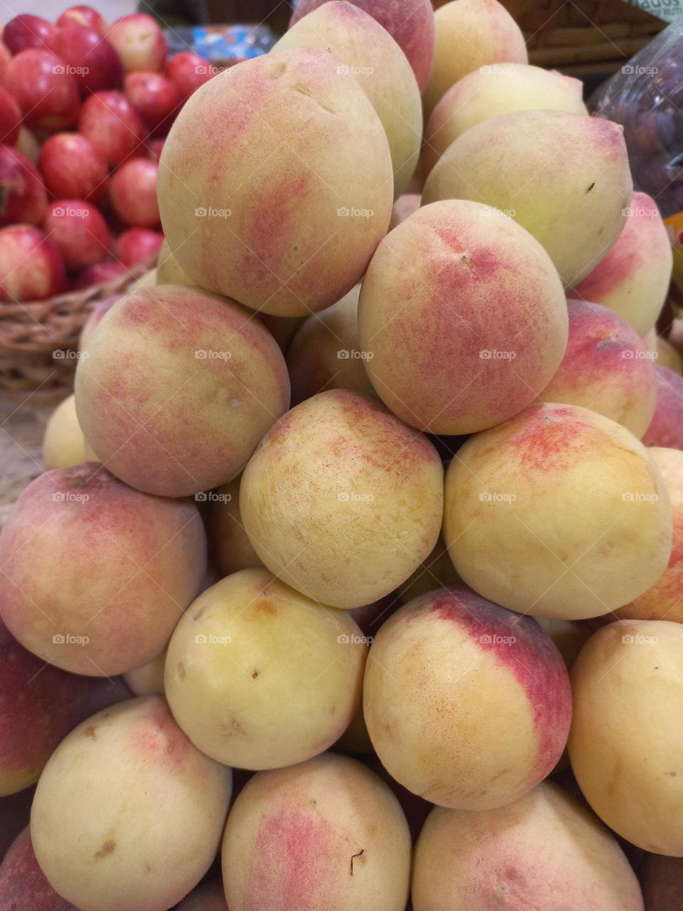 Pêssego  é uma fruta rica em fibras.  Contém minerais como fósforo, cobre, ferro, magnésio,  manganês, iodo, vitamina A, C, do Complexo  B, carboidratos, proteínas e vitamina B5