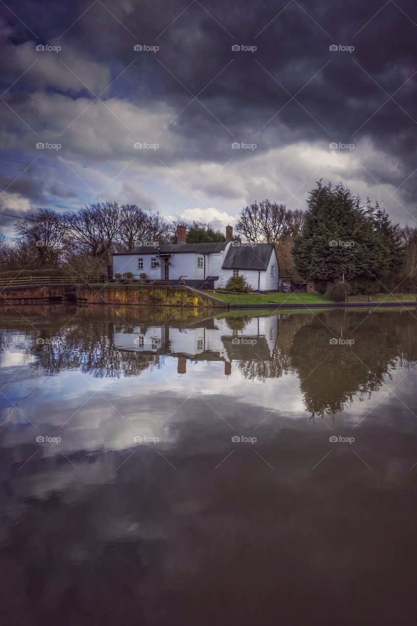 Lake. Cottage reflection 