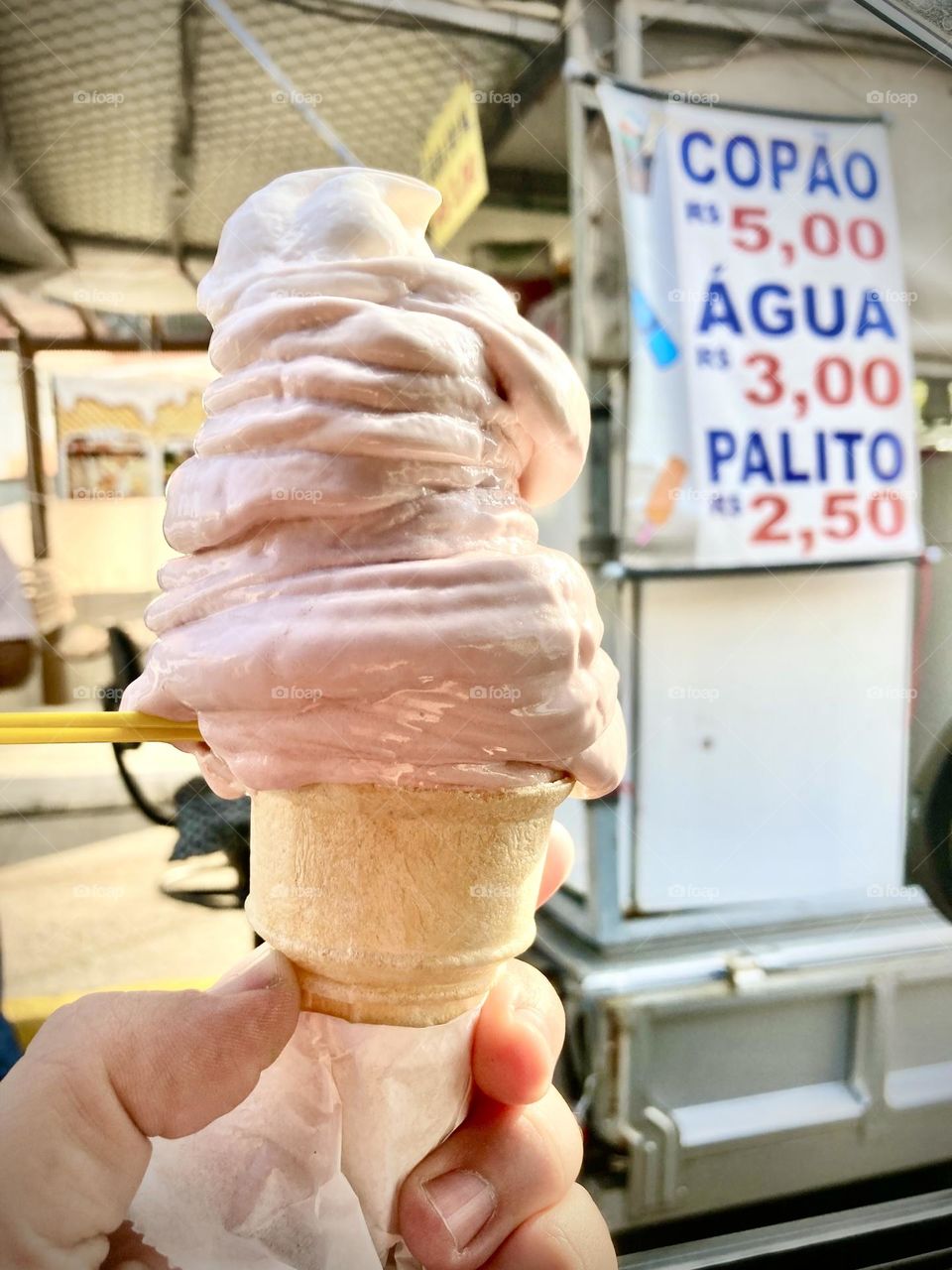 🇺🇸 A delicious ice cream to refresh the day.  This one is from Sousa flavors: pineapple and guava!  Hmm… / 🇧🇷 Um delicioso sorvete para refrescar o dia. Esse aqui é de Sousa sabores: abacaxi e goiaba! Hum…