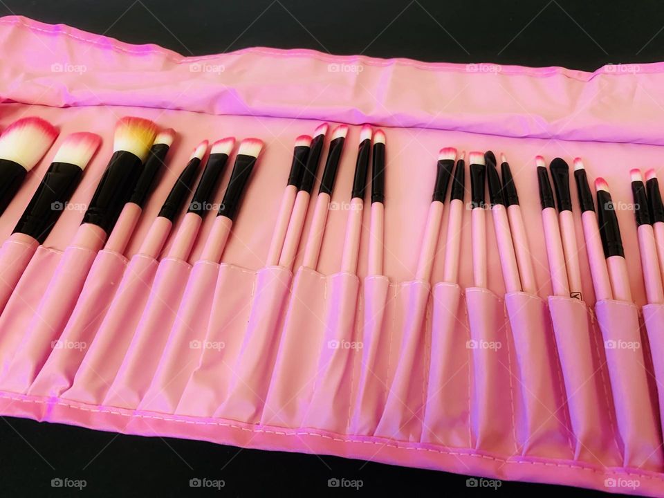 MAKEUP BRUSHES