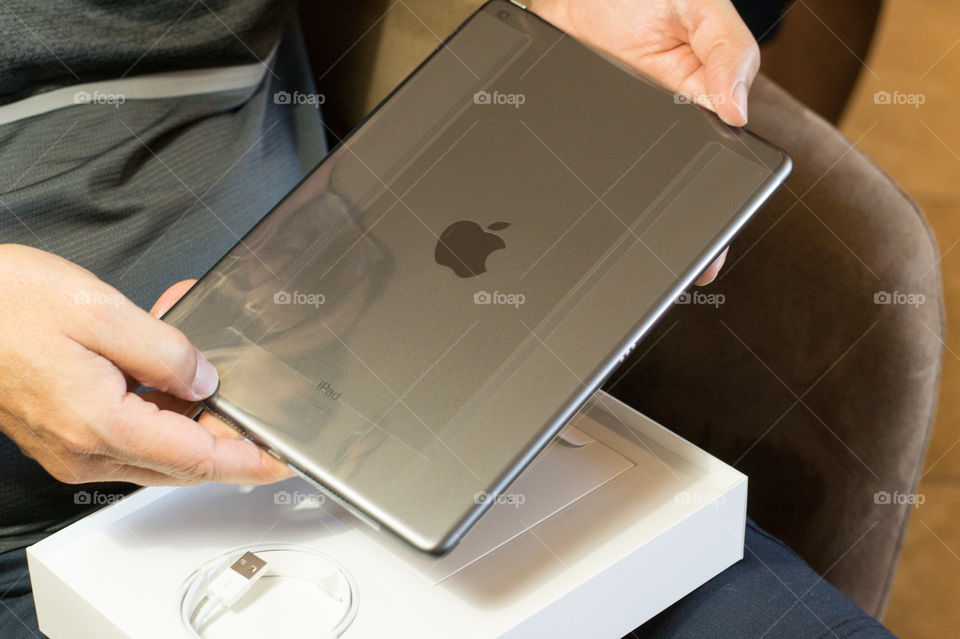 Unboxing the new iPad 