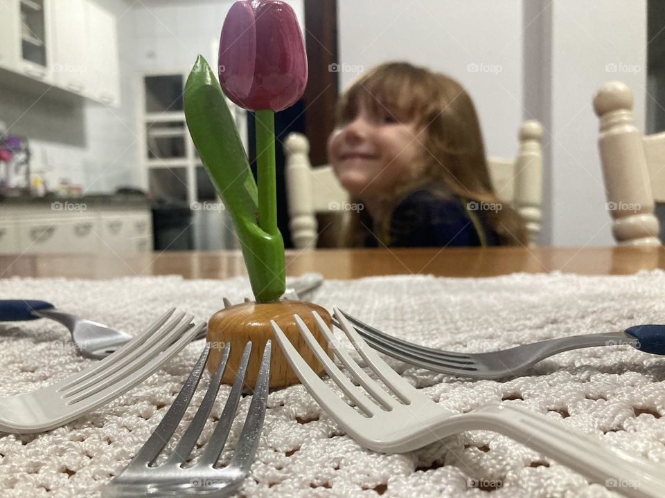 My daughter Estela got creative, decorated the table with flowers and… used forks! How naughty! / Minha filha Estela usou de criatividade, decorou a mesa com flores e… usou os garfos! Que danadinha!