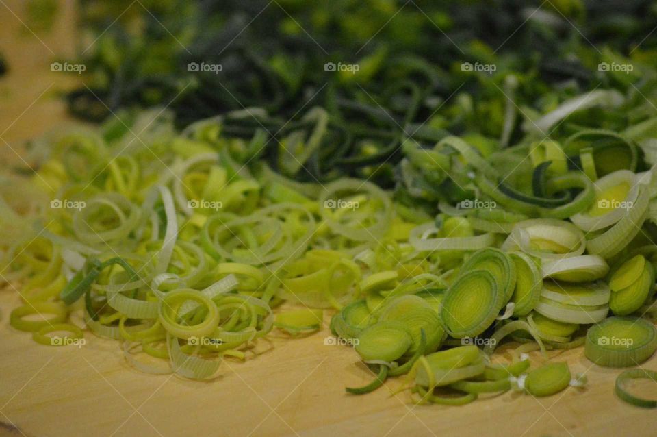 cut green leek for soup