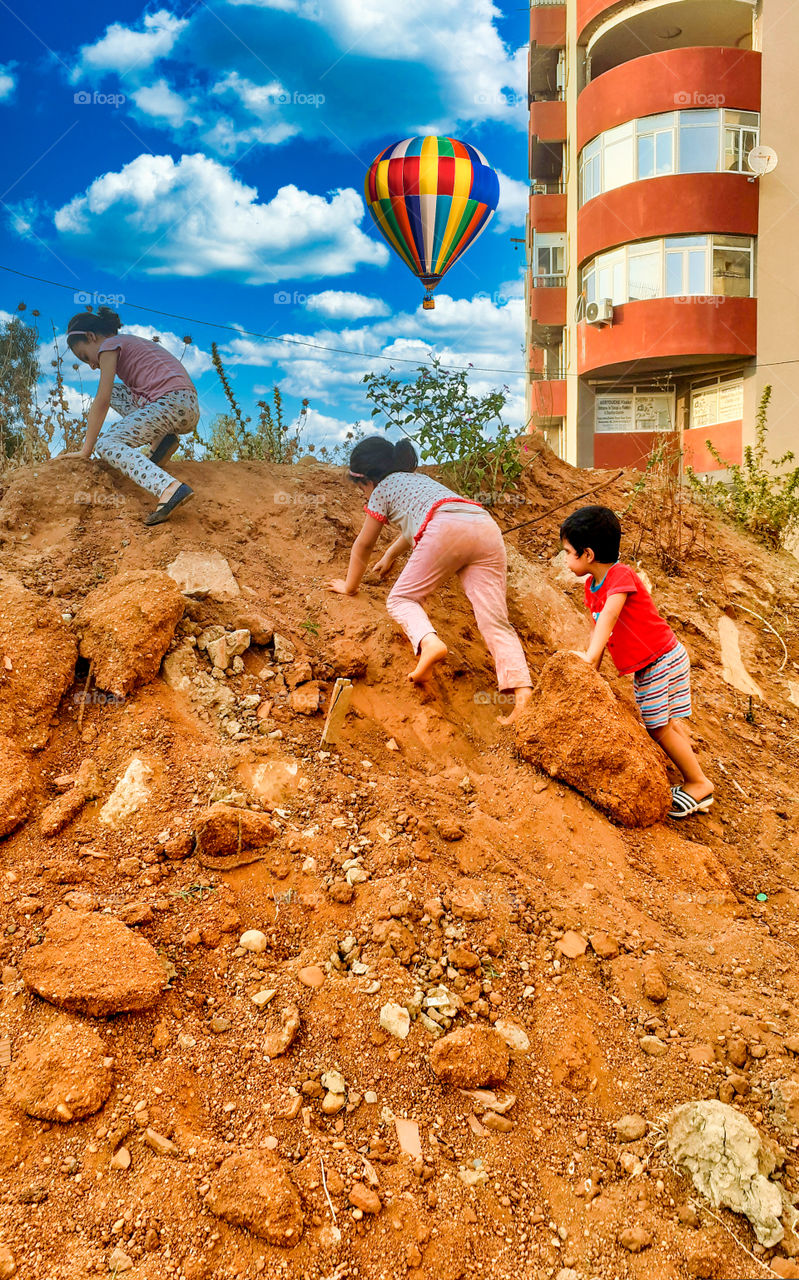 Kid's adventures throw blue sky flying balloon