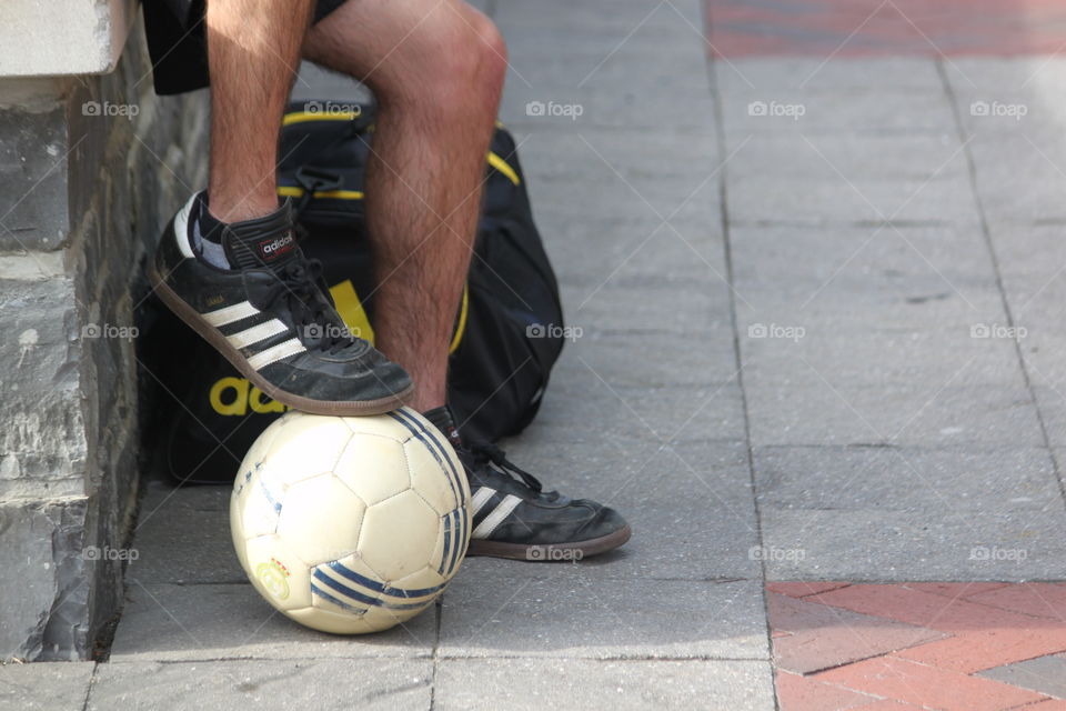 As we were enjoying an outdoor festival this kid was busking, both singing and playing on his ukulele, and doing tricks with the soccer ball. A very talented young man! 