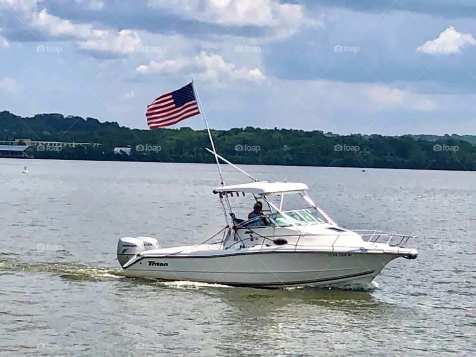 Boat with US flag - Potomac River 🇺🇸