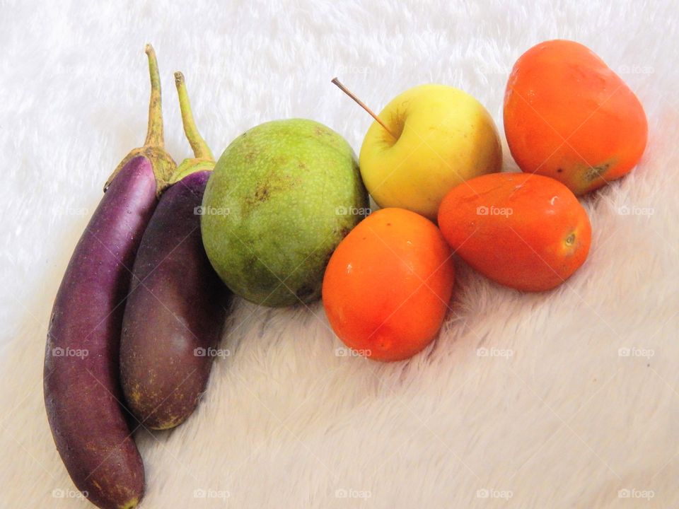 tomatos, manggo, Apple, and eggplands