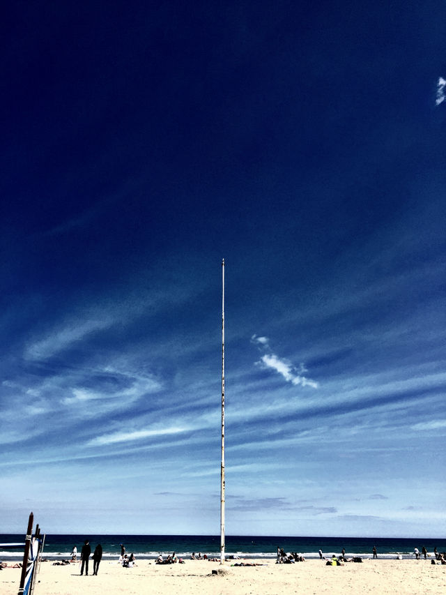 Sea skyline . Picture of blue sky with a pole in the center 